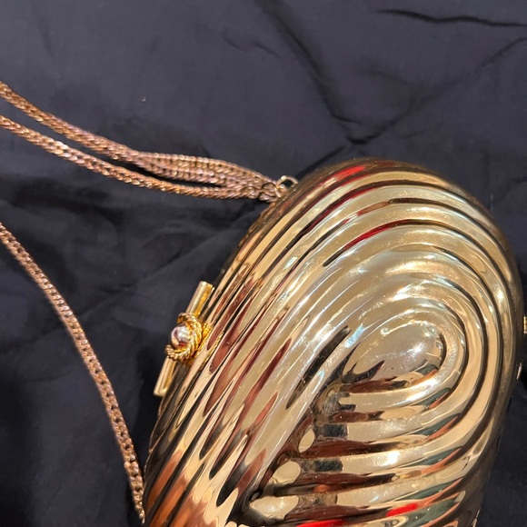 Shimmering Vintage-  Shell Clutch with Chain Strap - Picture 3 of 16